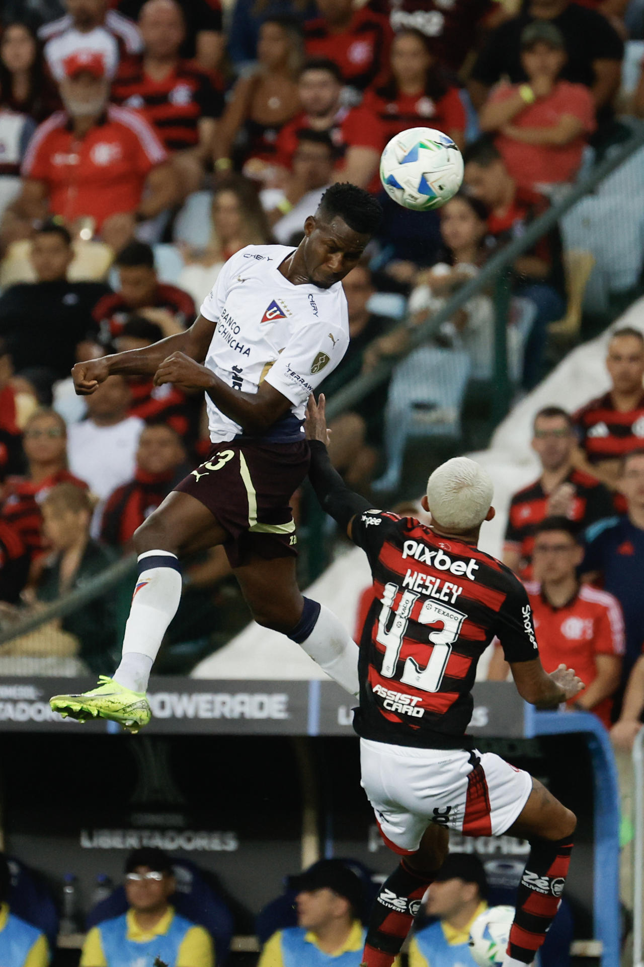 El defensor de Flamengo Wesley disputa el balón con el central de Liga de Quito Leonel Quiñonez este jueves en partido de la quinta jornada del Grupo C de la Copa Libertadores jugado en el estadio Maracaná de Río de Janeiro. EFE/ Antonio Lacerda