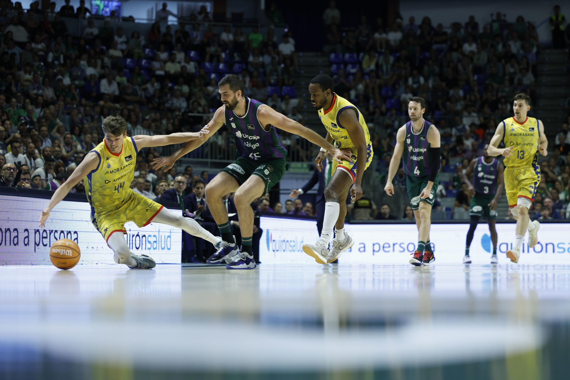 El pívot del MoraBanc Andorra Ben Lammers (i) pierde el balón durante el encuentro ante el Unicaja que ambos equipos disputaron en el Palacio de Deportes José María Martín Carpena, correspondiente a la jornada 30ª de la Liga Endesa. EFE/ Jorge Zapata