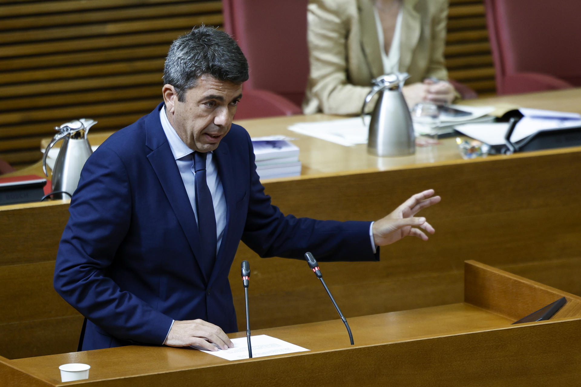El president de la Generalitat, Carlos Mazón, durante su intervención en la sesión de control parlamentario este jueves en Les Corts Valencianes. EFE/Biel Aliño