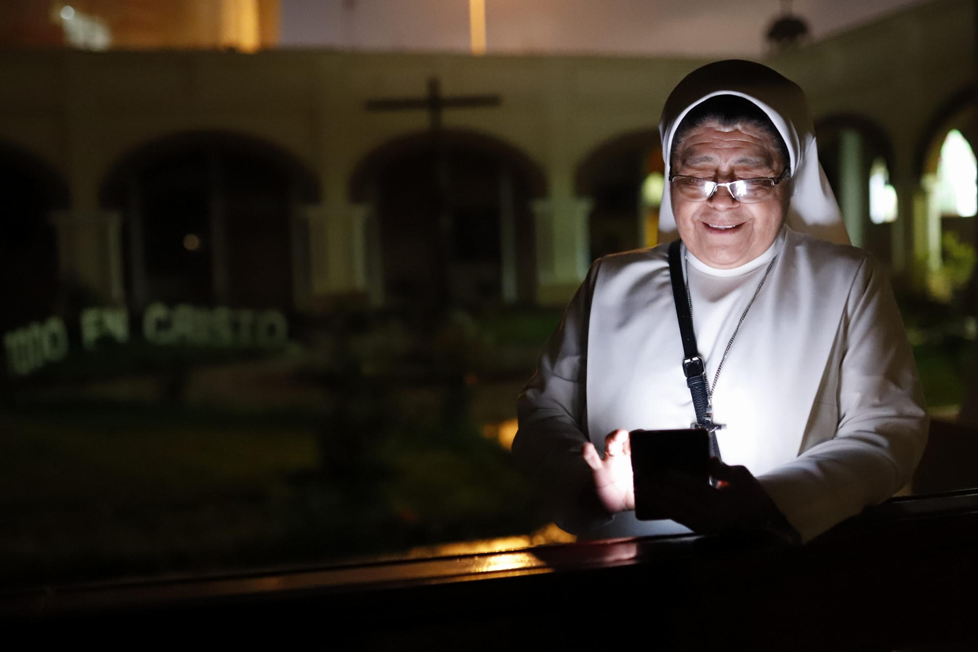 Sor Margarita Ramos Chanduví habla durante una entrevista con EFE en el convento Casa Madre Santa Teresita de la Congregación Canonesas de la Cruz, en Lima (Perú). EFE/ Renato Pajuelo