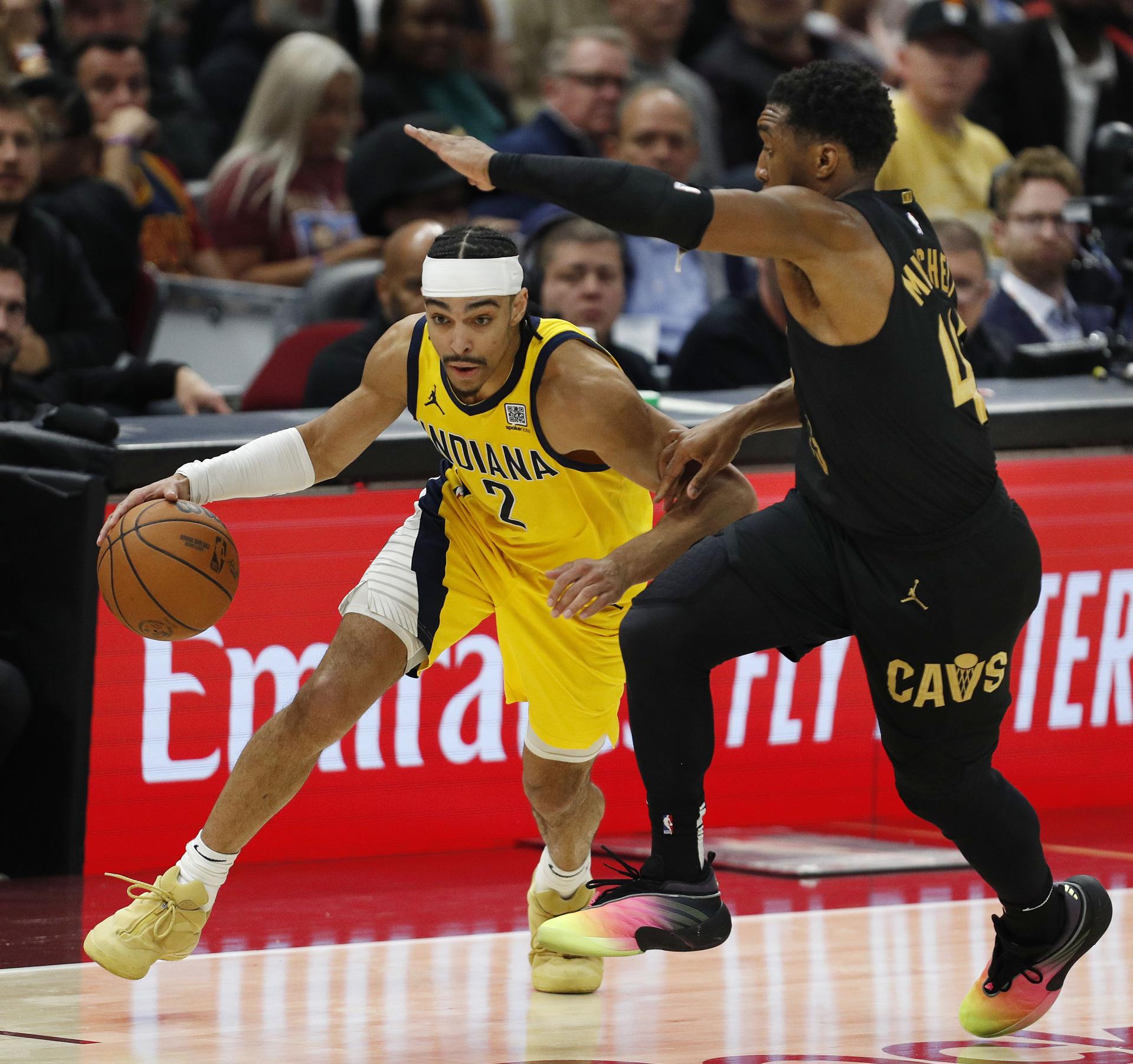 El escolta de los Cleveland Cavaliers, Donovan Mitchell (D) defiende al escolta de los Indiana Pacers Andrew Nembhard (I), durante la primera parte del quinto partido de las semifinales de la Conferencia Este. EFE/EPA/DAVID MAXWELL