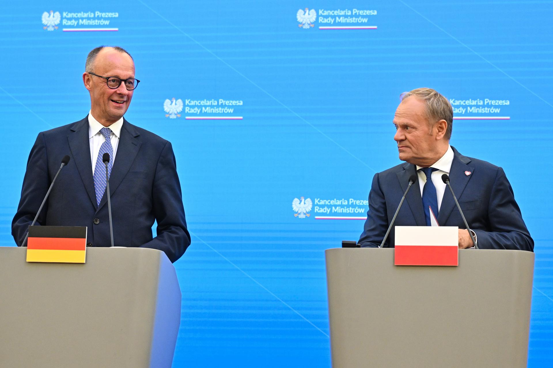 El primer ministro polaco, Donald Tusk (D), y el canciller recién elegido de Alemania, Friedrich Merz (I), asisten a una conferencia de prensa después de su reunión en la oficina del primer ministro en Varsovia, Polonia, el 07 de mayo de 2025. El nuevo canciller alemán visita Francia y Polonia el día después de su elección. (Francia, Alemania, Polonia, Varsovia) EFE/EPA/PIOTR POLAK FUERA DE POLONIA