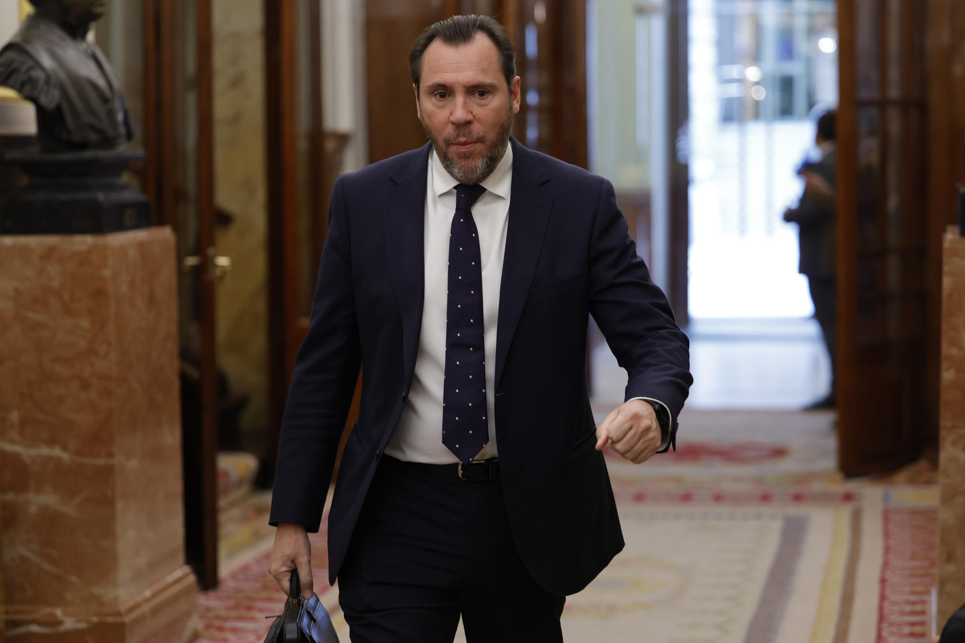 Imagen de archivo del ministro de Transporte y Movilidad Sostenible, Óscar Puente a su llegada al Congreso. EFE/Zipi Aragón