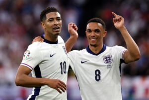 Jude Bellingham y Trent Alexander-Arnold celebran un gol con Inglaterra en un partido el 16 de junio de 2024. EFE/EPA/CHRISTOPHER NEUNDORF
