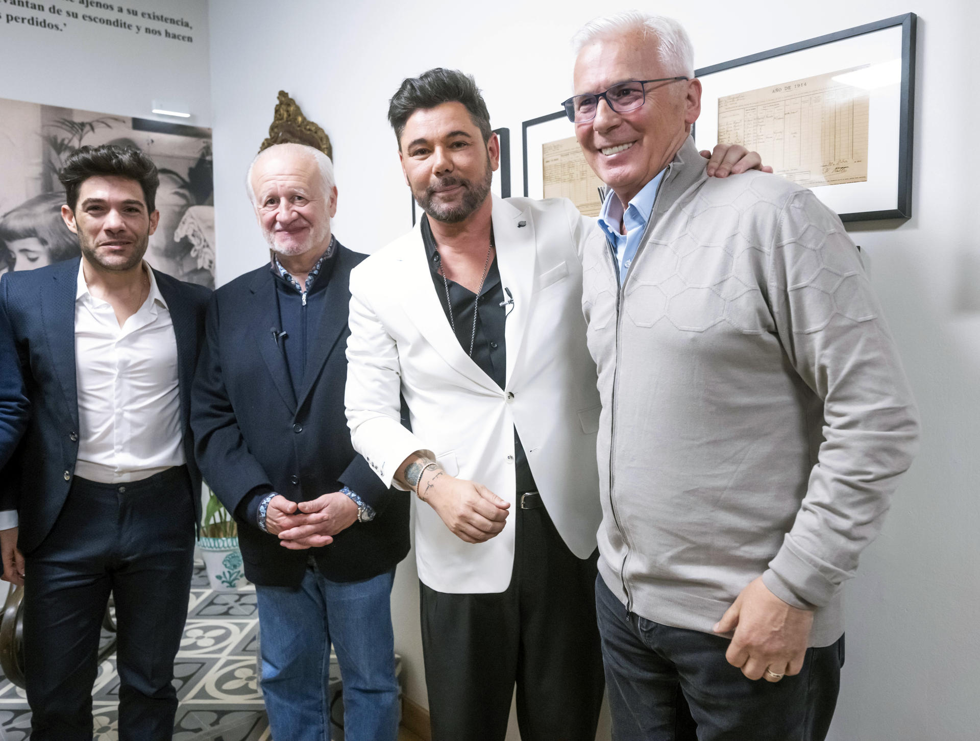 El cantaor Miguel Poveda (2d) posa junto al bailaor granadino Agustín Barajas (i), el actor Juan Echanove (2i), y el exjuez Baltasar Garzón (d), este martes en el interior del edificio de la Acera del Darro 50 en Granada, un inmueble que fue casa de Federico García Lorca durante siete años de su adolescencia recuperado para convertirse en "mirilla" cultural al universo lorquiano, un nuevo punto de encuentro para rutas y otros actos. EFE/Miguel Ángel Molina