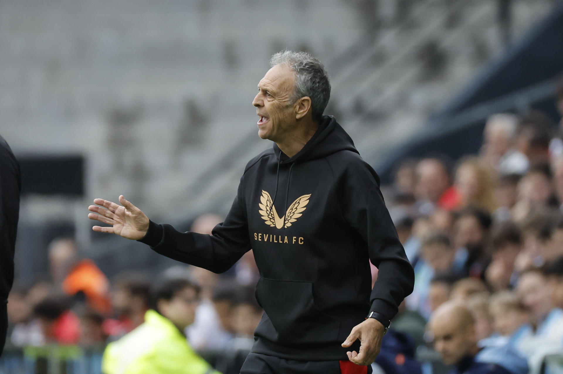 El entrenador del Sevilla Joaquín Caparrós, durante el partido de la jornada 35 de LaLiga EA contra el Celta de Vigo. EFE/ Lavandeira Jr