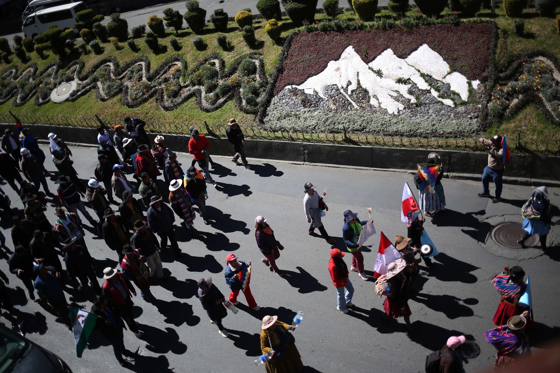 Simpatizantes del expresidente de Bolivia Evo Morales (2006-2019) marchan durante una protesta este martes, en La Paz (Bolivia). EFE/Luis Gandarillas