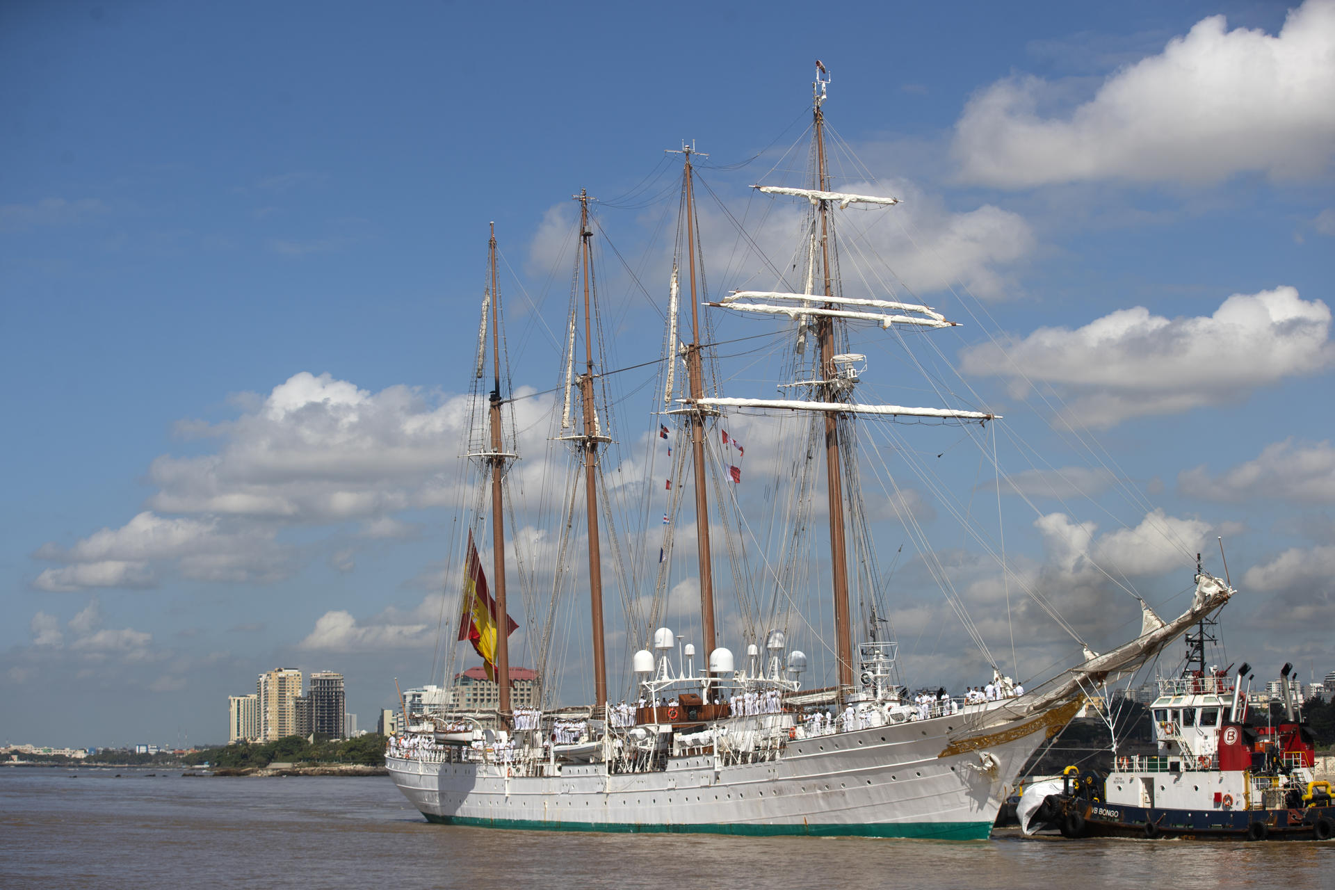 El buque escuela de la Armada española Juan Sebastián de Elcano llega este lunes a Santo Domingo con la heredera de la corona española, la princesa Leonor, a bordo, y permanecerá recalado en la capital dominicana hasta el próximo sábado. EFE/ Orlando Barría