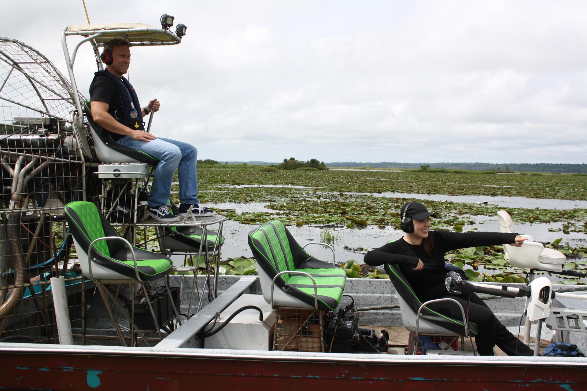 Fotografía cedida por la Comisión de Conservación de Pesca y Vida Silvestre de Florida (FWC) donde aparecen dos de los participantes en la caza controlada de caimanes en Florida. EFE/FWC
