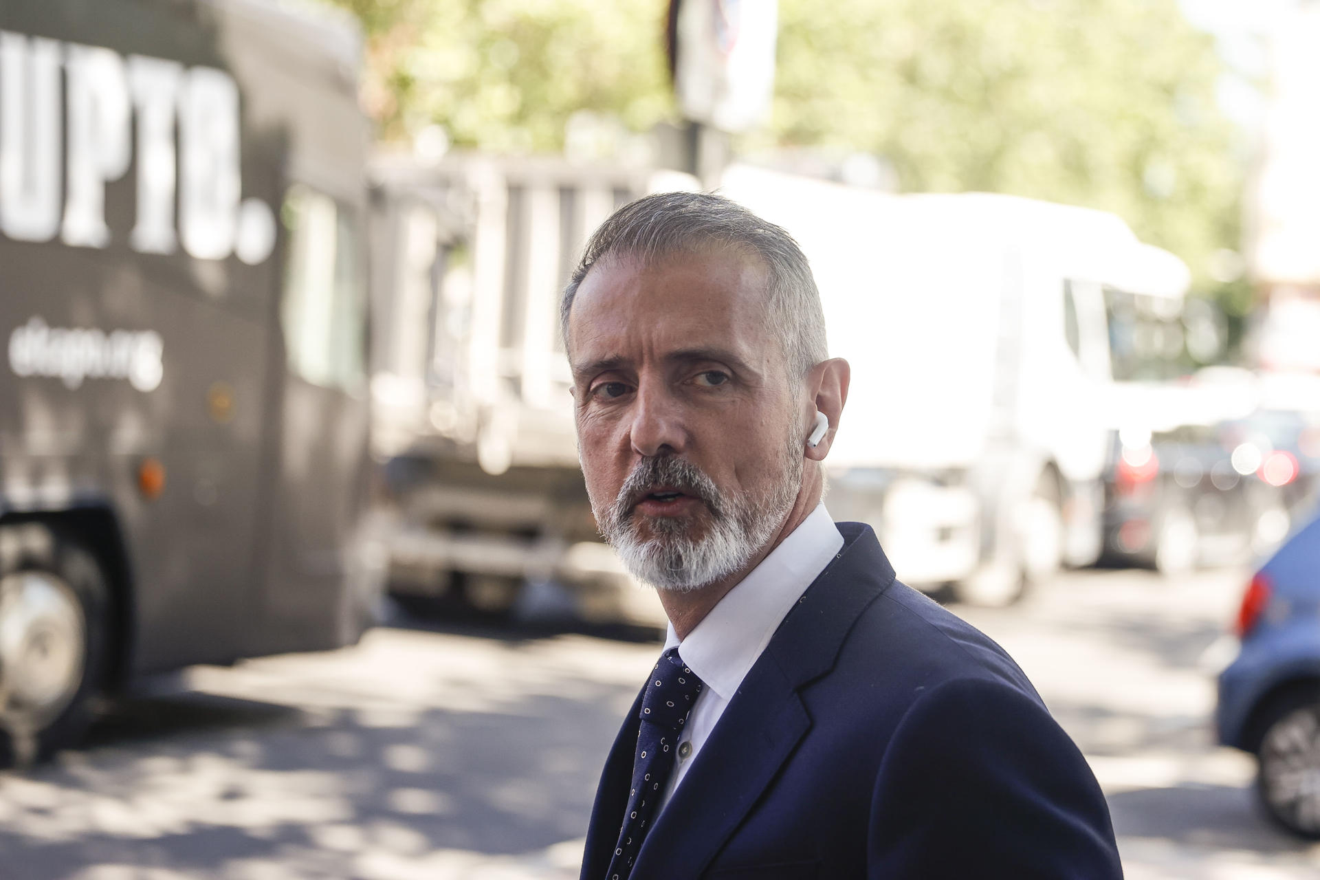 El presidente ejecutivo de Telefónica y expresidente de Indra, Marc Murtra a su llegada este miércoles a los Juzgados de Plaza Castilla, Madrid, donde el juez Juan Carlos Peinado continúa la investigación a la esposa del presidente del Gobierno, Begoña Gómez. EFE/ Javier Lizón