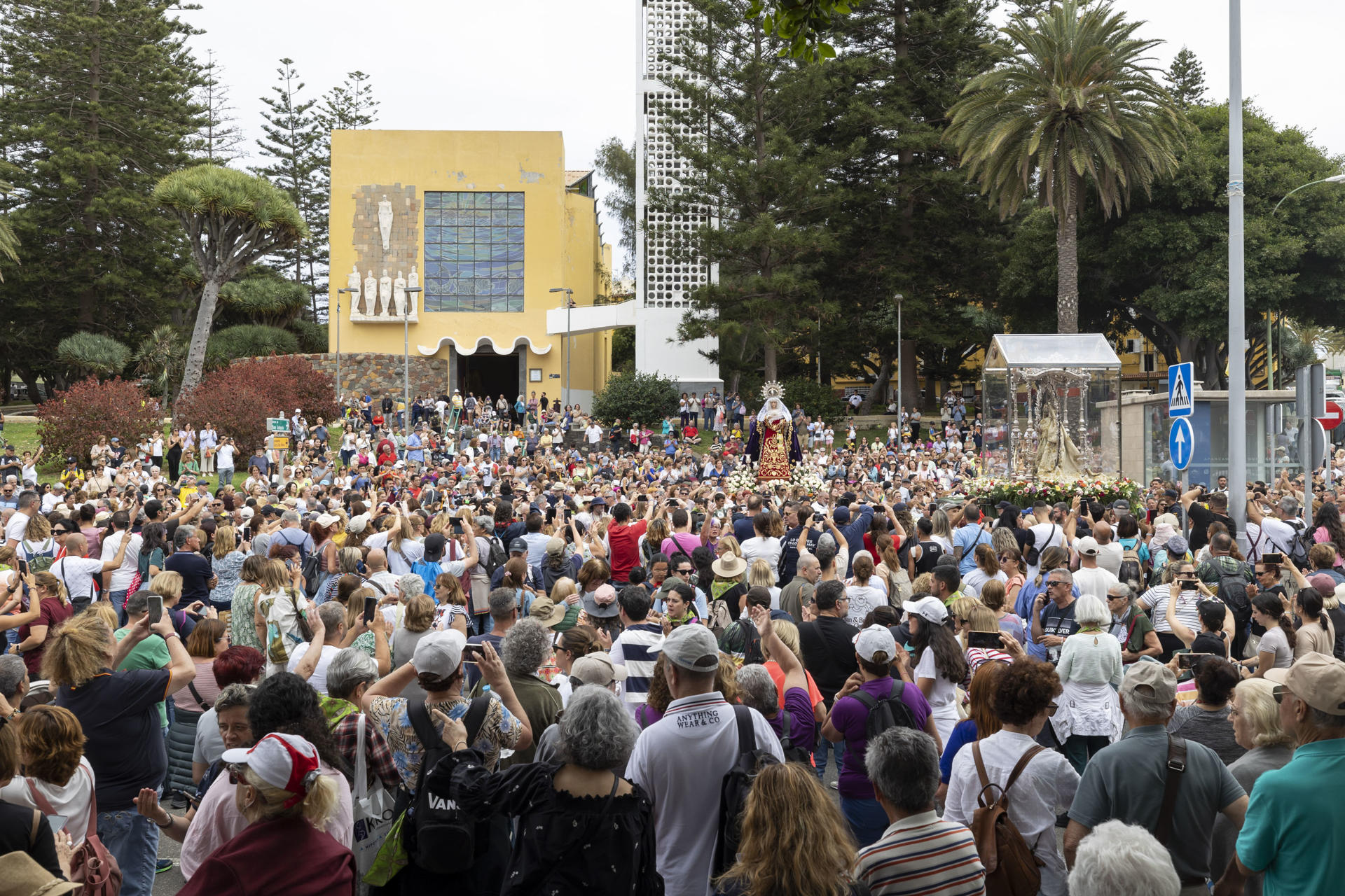 La Virgen del Pino, patrona de Gran Canaria, camina en procesión acompañada por miles de personas, desde la basílica de Teror hasta la catedral de Santa Ana, en una peregrinación para celebrar el Año Jubilar de la Esperanza, este sábado en Las Palmas de Gran Canaria.- EFE/ Quique Curbelo