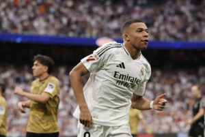 El delantero francés del Real Madrid Kylian Mbappé celebra tras marcar el 2-0 durante el partido de la jornada 38 de LaLiga EA Sports entre Real Madrid y Real Sociedad celebrado este sábado en el estadio Santiago Bernabéu de Madrid. EFE/ Daniel González