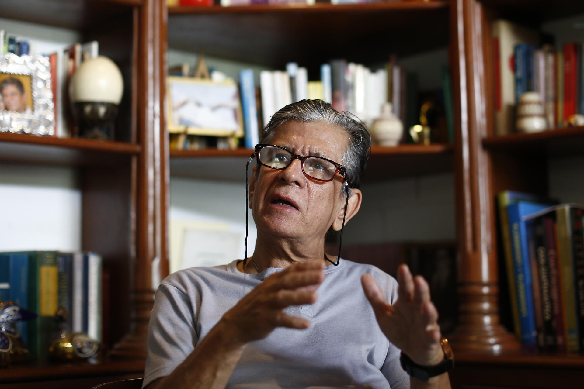 El hijo del poeta Roque Dalton, Juan José Dalton, habla en entrevista con EFE en San Salvador (El Salvador). EFE/ Rodrigo Sura