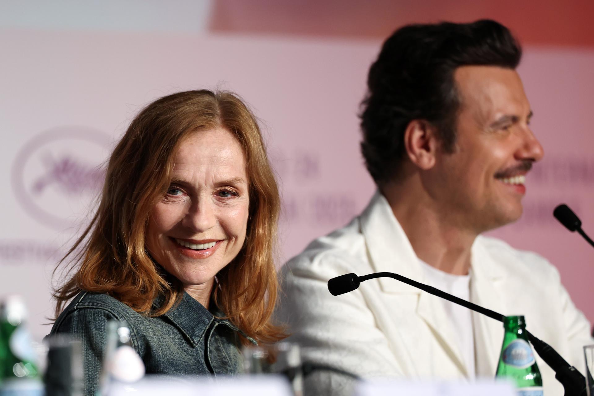 Isabelle Huppert y Laurent Lafitte asisten a la conferencia de prensa de 'La Femme La Plus Riche Du Monde (La Mujer Más Rica del Mundo)' durante el 78º Festival Anual de Cine de Cannes, en Cannes, Francia, el 19 de mayo de 2025. El festival de cine se celebra del 13 al 24 de mayo de 2025. (Cine, Francia) EFE/EPA/MONICA SCHIPPER / POOL *** Leyenda local *** CANNES, FRANCIA - 19 DE MAYO: Isabelle Huppert habla durante la conferencia de prensa de "La Femme La Plus Riche Du Monde" en el 78º Festival Anual de Cine de Cannes en el Palais des Festivals el 19 de mayo de 2025 en Cannes, Francia. (Foto de Monica Schipper/Getty Images)