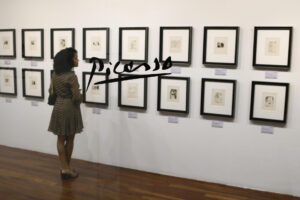 Una persona asiste a la exposición sobre la interpretación con 66 grabados que el artista español Pablo Picasso (1881-1973) hizo de 'La Celestina', este martes en el Centro Cultural de España en Panamá (CCE) en Ciudad de Panamá (Panamá). EFE/ Moncho Torres