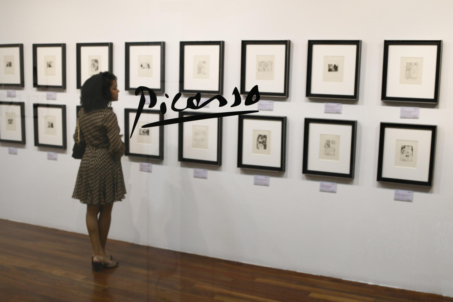 Una persona asiste a la exposición sobre la interpretación con 66 grabados que el artista español Pablo Picasso (1881-1973) hizo de 'La Celestina', este martes en el Centro Cultural de España en Panamá (CCE) en Ciudad de Panamá (Panamá). EFE/ Moncho Torres