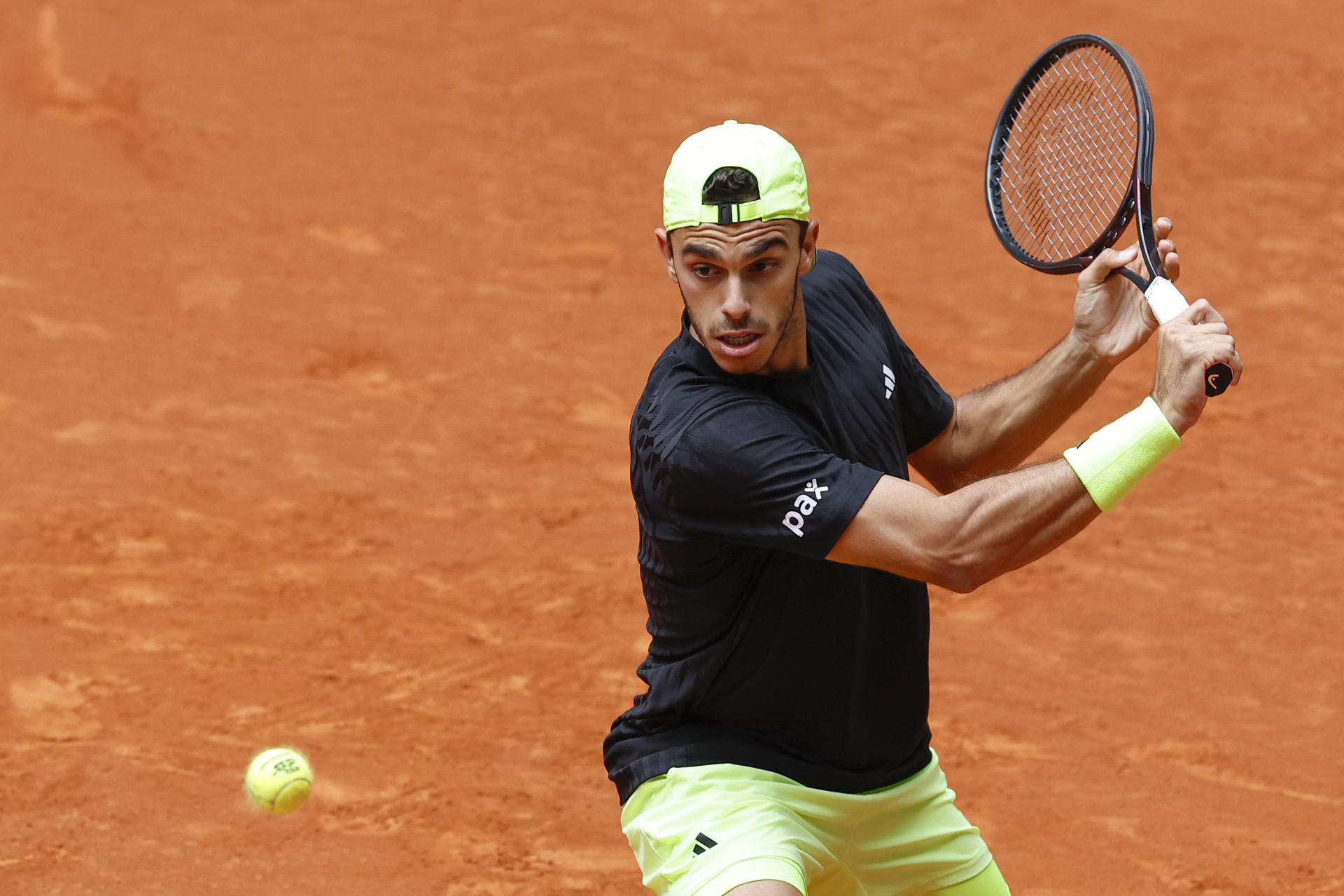 El tenista argentino Francisco Cerundolo devuelve la bola al checo Jakub Mensik durante su partido de cuartos de final del Mutua Madrid Open de tenis disputado este jueves en la Caja Mágica, en Madrid. EFE/ Chema Moya