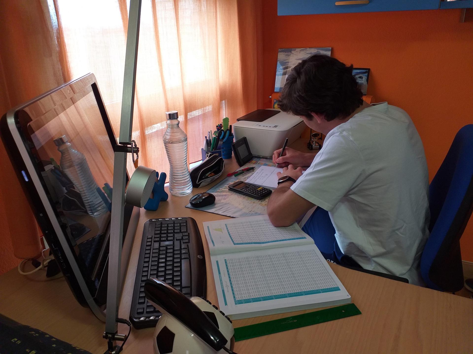 Menos cafeína y azúcar y más deporte y frutos secos para alimentar la memoria son algunos consejos que expertos y educadores recomiendan a los miles de jóvenes que estos días preparan la nueva prueba de acceso a la universidad (PAU). EFE/Marta Monzón