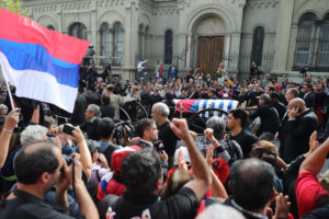Personas asisten al cortejo fúnebre del expresidente uruguayo José Mujica este miércoles, en Montevideo (Uruguay). EFE/ Raúl Martínez