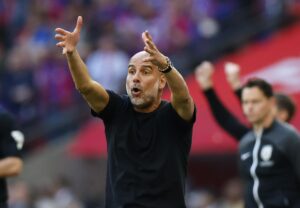 El entrenador del Manchester City, Pep Guardiola, hace gestos durante el partido de fútbol de la final de la Copa FA entre el Crystal Palace y el Manchester City, en Londres, Reino Unido. EFE/EPA/TOLGA AKMEN