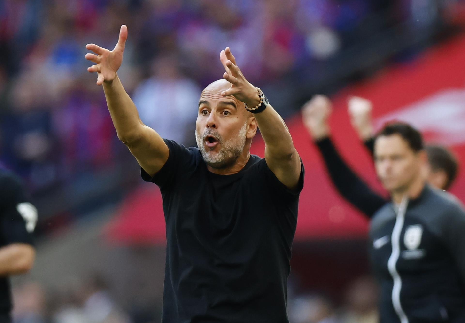 El entrenador del Manchester City, Pep Guardiola, hace gestos durante el partido de fútbol de la final de la Copa FA entre el Crystal Palace y el Manchester City, en Londres, Reino Unido. EFE/EPA/TOLGA AKMEN