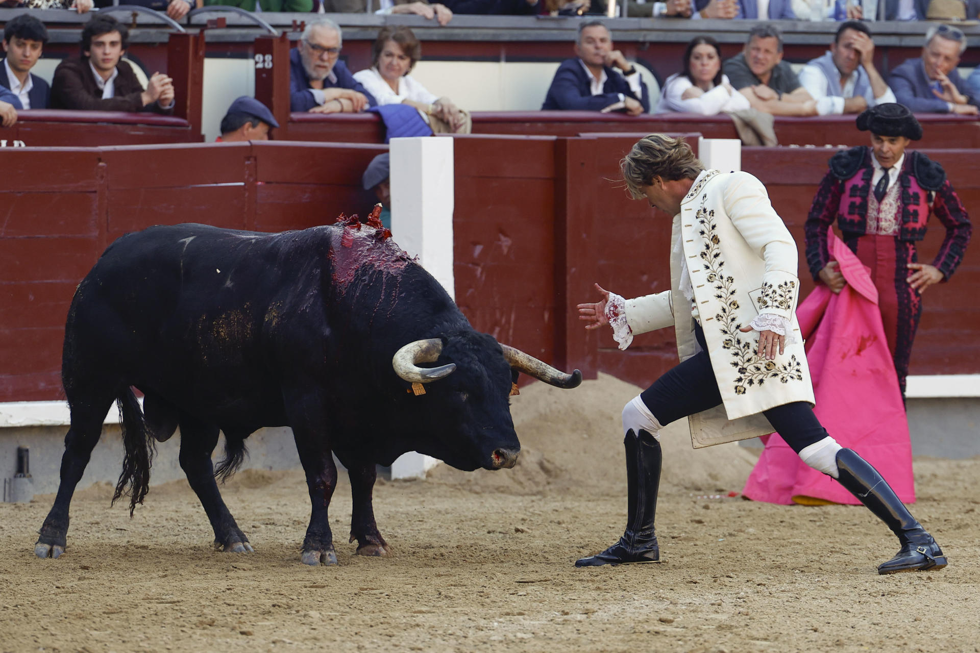 El rejoneador portugués Rui Fernandes durante la corrida de rejones de la Feria de San Isidro, con reses de El Capea, Carmen Lorenzo y San Pelayo, este sábado en la plaza de toros de Las Ventas, en Madrid. EFE/ Javier Lizón