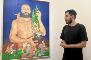 El artista iraní Alireza Shojaian explica la iconografía de su obra 'El demonio blanco y el árbol en llamas' (2024) que representa la vulnerabilidad masculina en contraste con el imaginario de virilidad que han despertado de los tatuajes en los hombres, obra que forma parte de la nueva exposición 'Tatuaje. Historias del Mediterráneo' que abre hoy en el centro Vieille Charité de Marsella. El arte del tatuaje, tradicionalmente denostado por estar asociado a las clases más bajas y pueblos aborígenes, pasa de la piel a la galería en una exposición de Museos de Marsella que propone redescubrir el poder identitario de esta práctica y su relación con la historia del arte. EFE/Val Torres