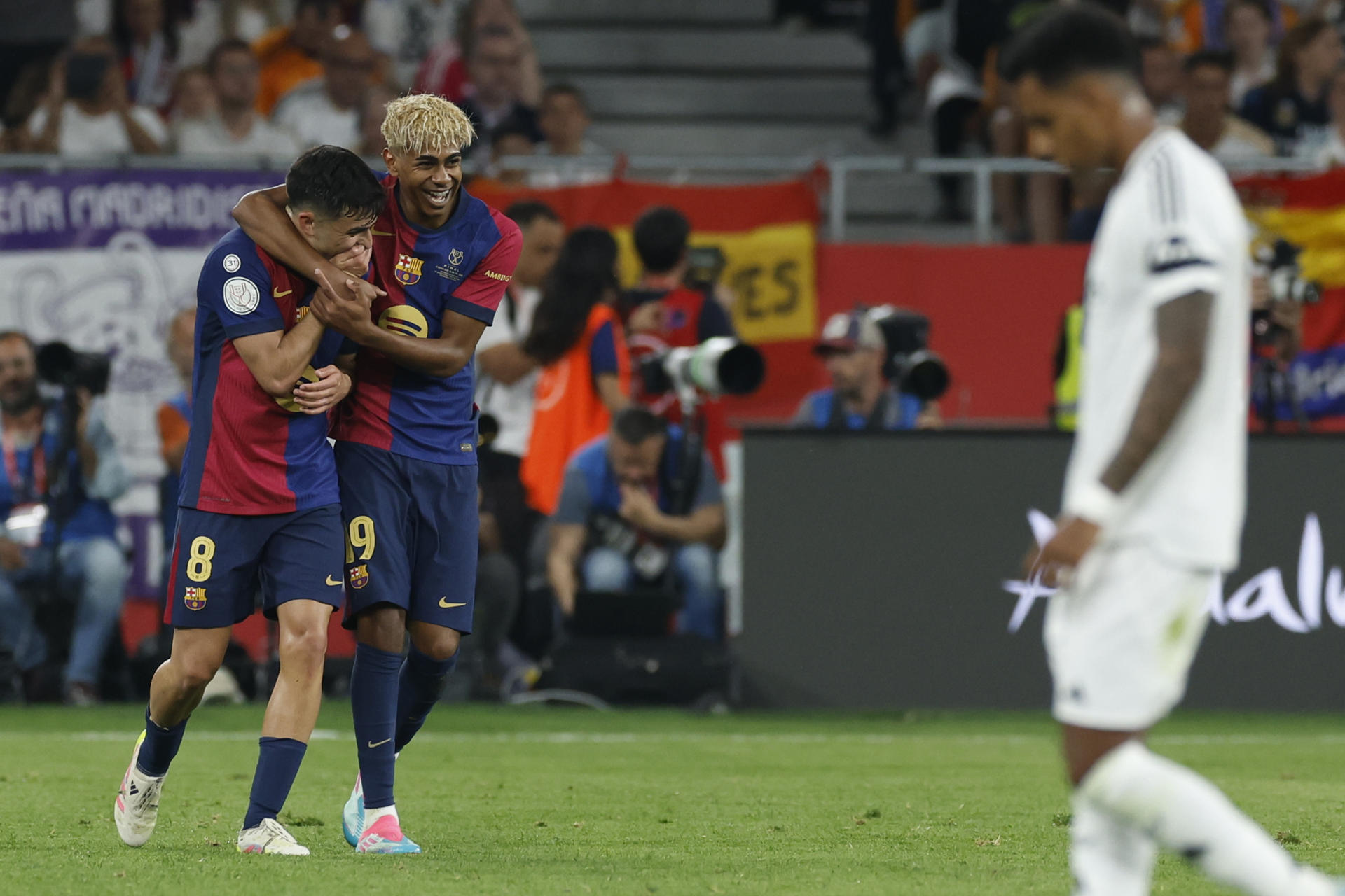 Los jugadores del FC Barcelona, Pedri (i) y Lamine Yamal, celebran el primer gol del equipo blaugrana durante el encuentro correspondiente a la final de la Copa del Rey ante el Real Madrid en foto de archivo de Julio Muñoz.