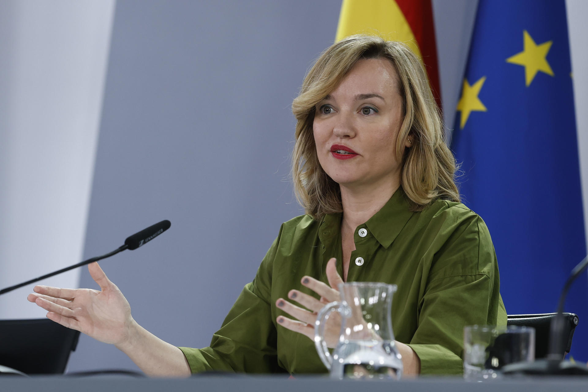 La ministra de Educación, Pilar Alegría, interviene en la rueda de prensa posterior a la reunión del Consejo de Ministros este martes en Moncloa. EFE/Juan Carlos Hidalgo