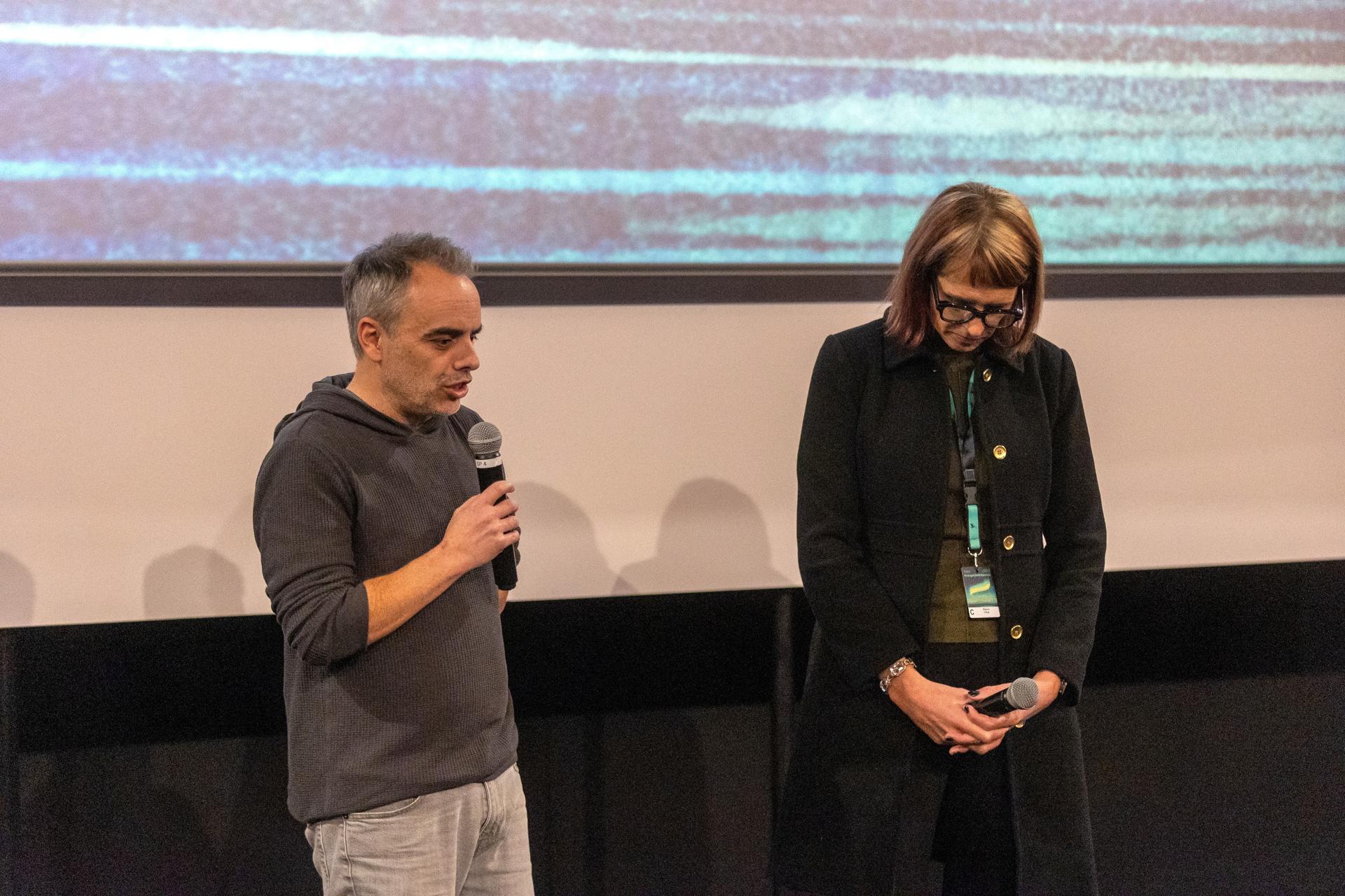 Fotografía de archivo que muestra al director y guionista de cine Joel Souza hablando durante el estreno de 'Rust' en el Festival Internacional de Cine EnergaCamerimag en Torun, Polonia, el 20 de noviembre de 2024. EFE/EPA/MIKOLAJ KURAS POLAND OUT