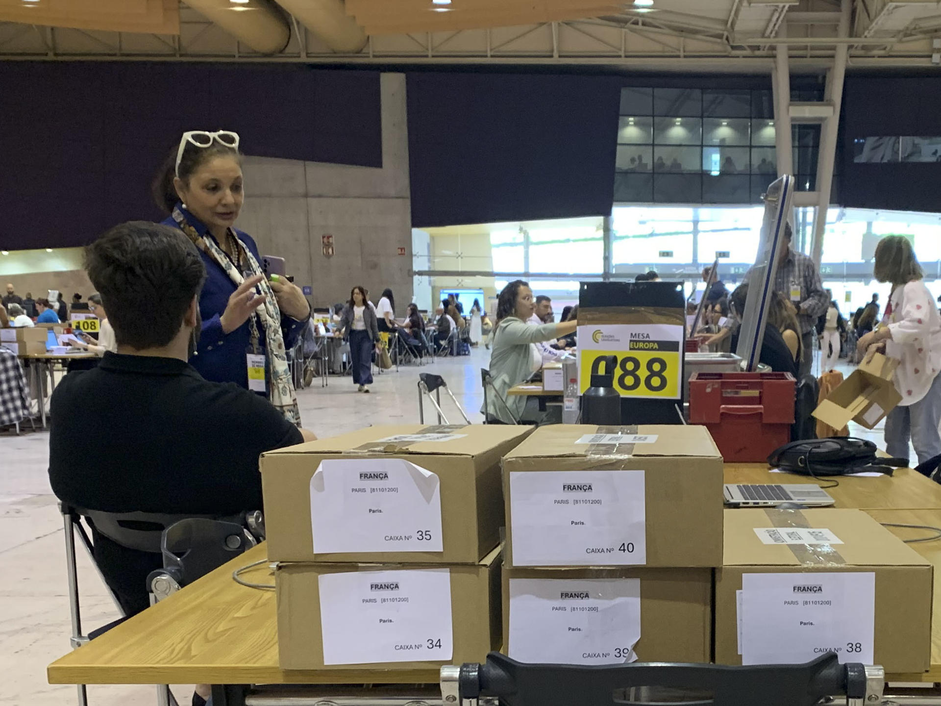 El recuento de los votos provenientes del extranjero comenzó este martes "con normalidad" en la Feria Internacional de Lisboa (FIL), proceso que durará dos jornadas en las que se contabilizarán cientos de miles de papeletas de las que dependen cuatro escaños en el Parlamento luso.  EFE/ Carlota Ciudad