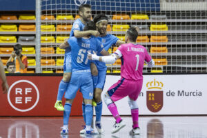 Los jugadores de Movistar Inter Cecilio (i), Bebe, Herrerro y Lucao, celebran el tercer gol ante el Jaén Paraíso Interior, durante el partido de final de Copa del Rey de fútbol sala, este domingo en el Palacio de los Deportes de Cartagena. EFE/Marcial Guillén