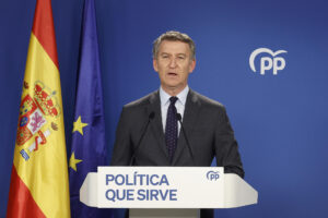 El líder del PP, Alberto Núñez Feijóo, da un discurso durante la Romería Popular de O Pino, A Coruña, este sábado. EFE/ Lavandeira Jr