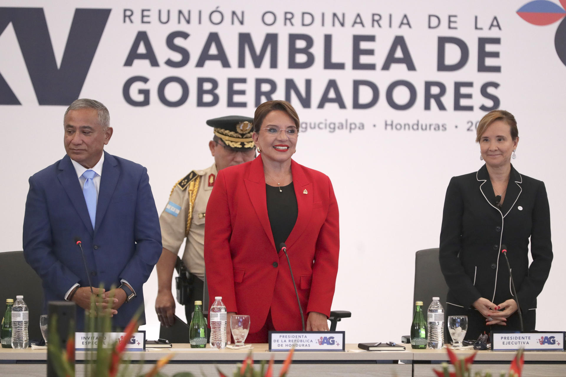 De izquierda a derecha, el primer ministro de Belice, Juan Antonio Briceño, la presidenta de Honduras, Xiomara Castro, la presidenta ejecutiva del Banco Centroamericano de Integración Económica (BCIE) Gisela Sánchez, participan durante la 65ª sesión ordinaria de Gobernadores del BCIE (Banco Centroamericano de Integración Económica) en Tegucigalpa (Honduras). EFE/ Gustavo Amador