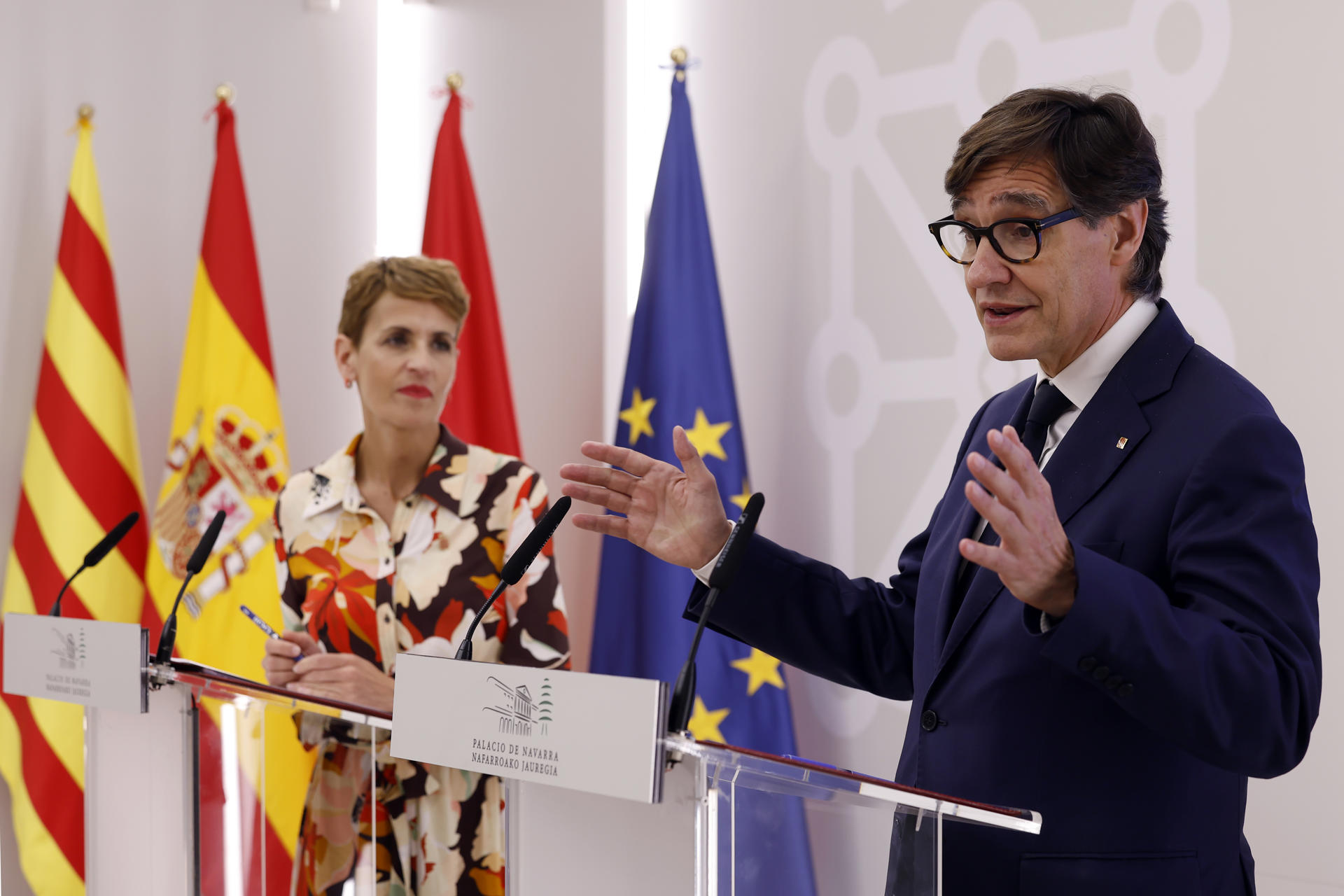 La presidenta del Gobierno de Navarra, María Chivite, y el president de la Generalitat de Catalunya, Salvador Illa durante su comparecencia ante los medios de comunicación tras la reunión mantenida este vierns en el Palacio de Navarra. EFE/ Jesús Diges