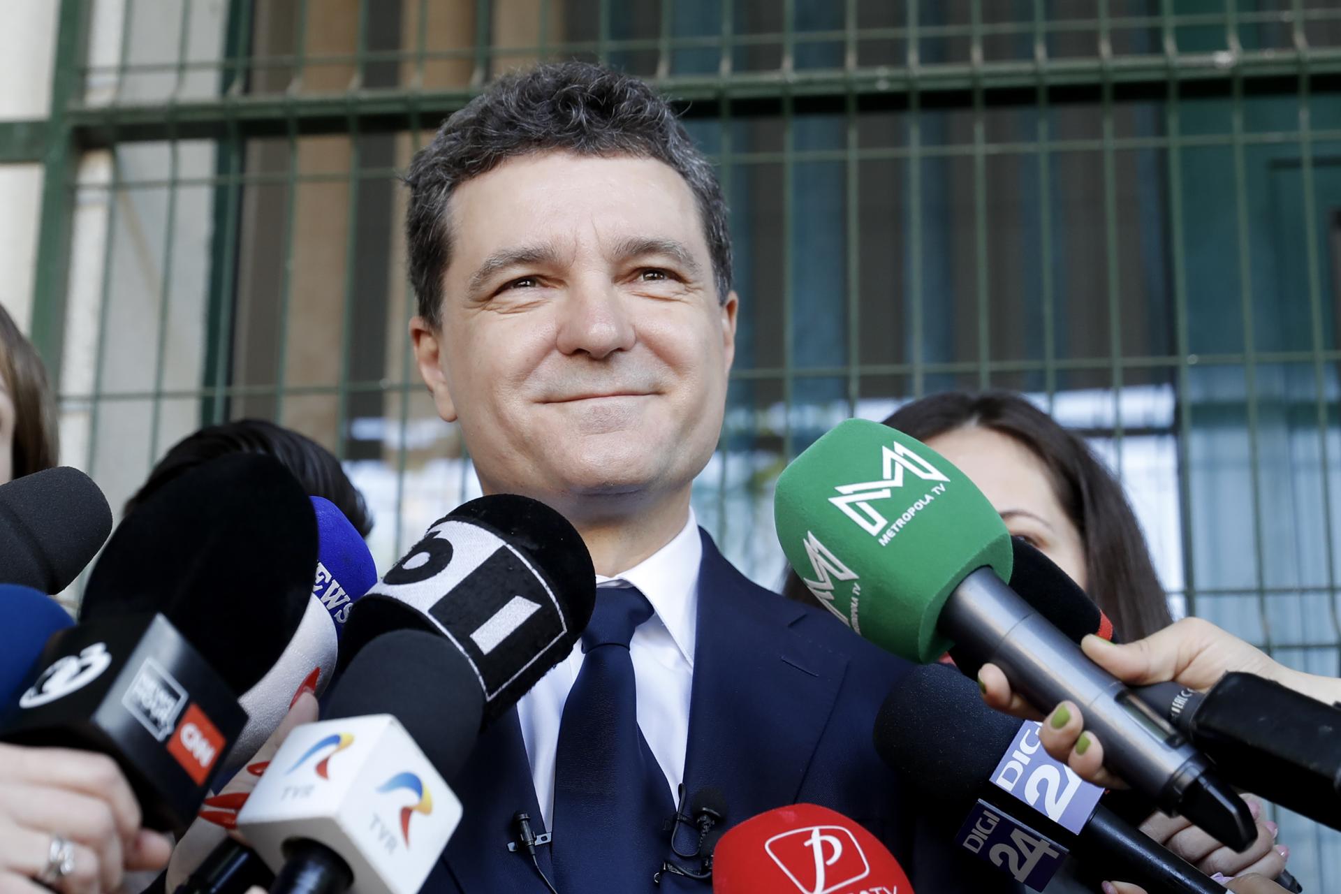 El alcalde de Bucarest y candidato presidencial rumano, Nicusor Dan, habla con los medios tras votar en la primera vuelta de las elecciones presidenciales el 4 de mayo de 2025. EFE/EPA/BOGDAN CRISTEL