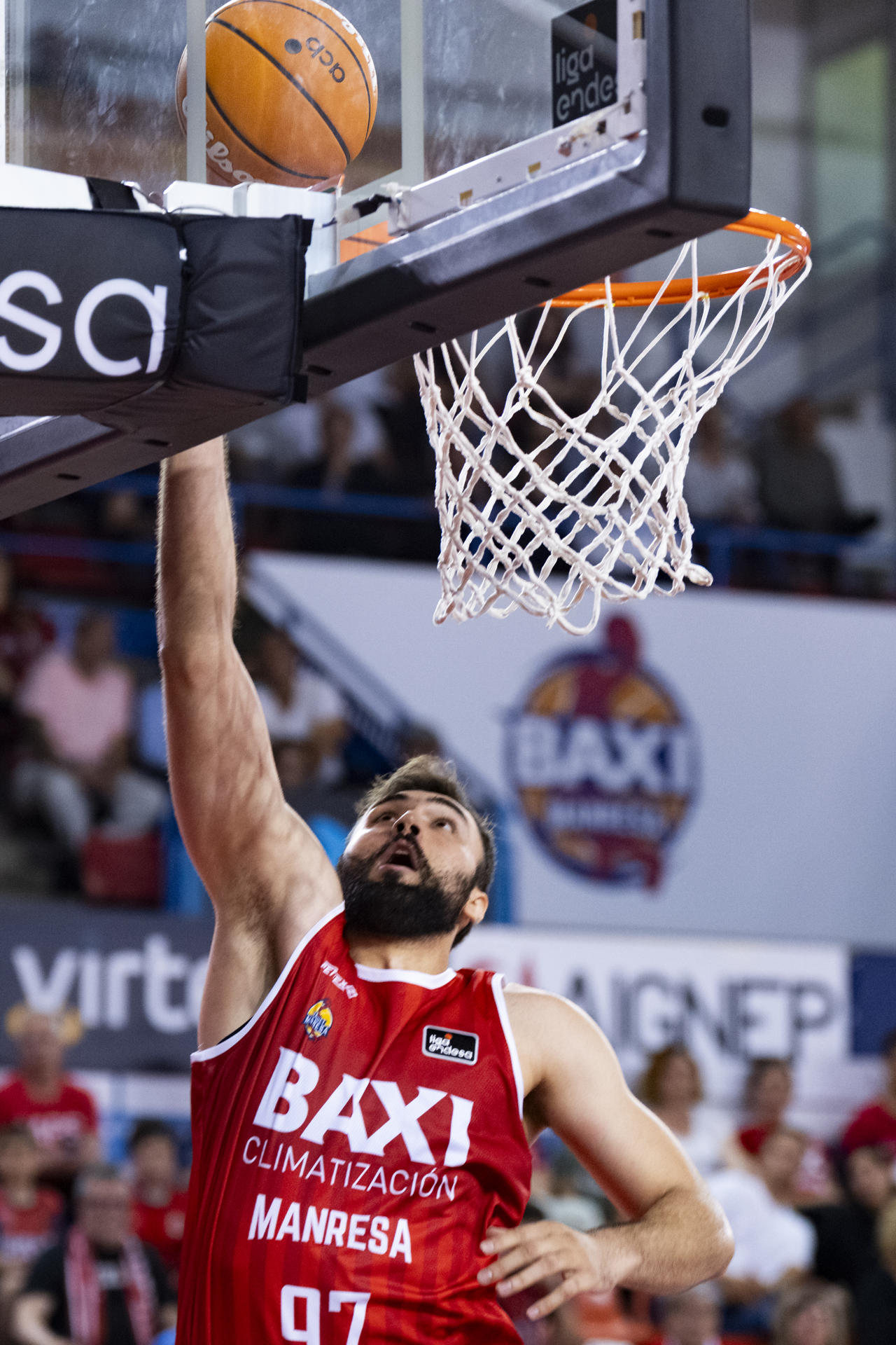 El pívot rumano del Baxi Manresa Emanuel Cate entra a canasta durante el encuentro de la jornada 30 de la Liga Endesa entre el Baxi Manresa y el Río Breogán, disputado este sábado en el Pabellón Nou Congost de Manresa. EFE/Siu Wu