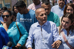 El candidato opositor Manuel Rosales (c) llega a un centro de votación este domingo en Maracaibo (Venezuela). EFE/ Henry Chirinos