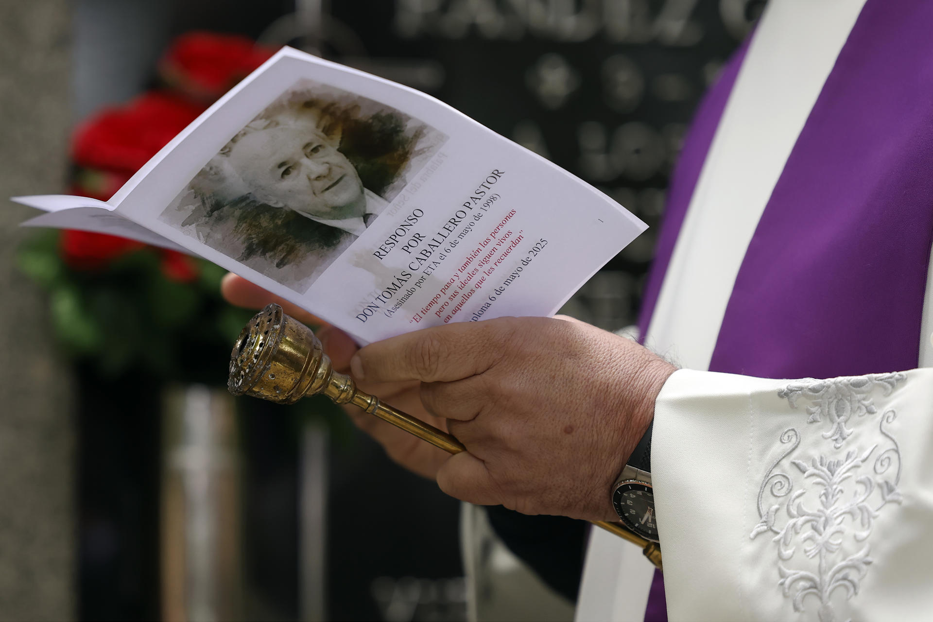 El Ayuntamiento de Pamplona, con el alcalde Joseba Asirón a la cabeza y acompañado por la concejal de UPN, Cristina Ibarrola, han asistido entre otros durante al homenaje este martes al concejal de UPN Tomás Caballero asesinado el 6 de mayo de 1998 por la banda terrorista ETA con la celebración en el cementerio de San José de un responso por parte del párroco de San Lorenzo, Javier Leoz, y la colocación de una corona de flores. EFE/ Jesús Diges