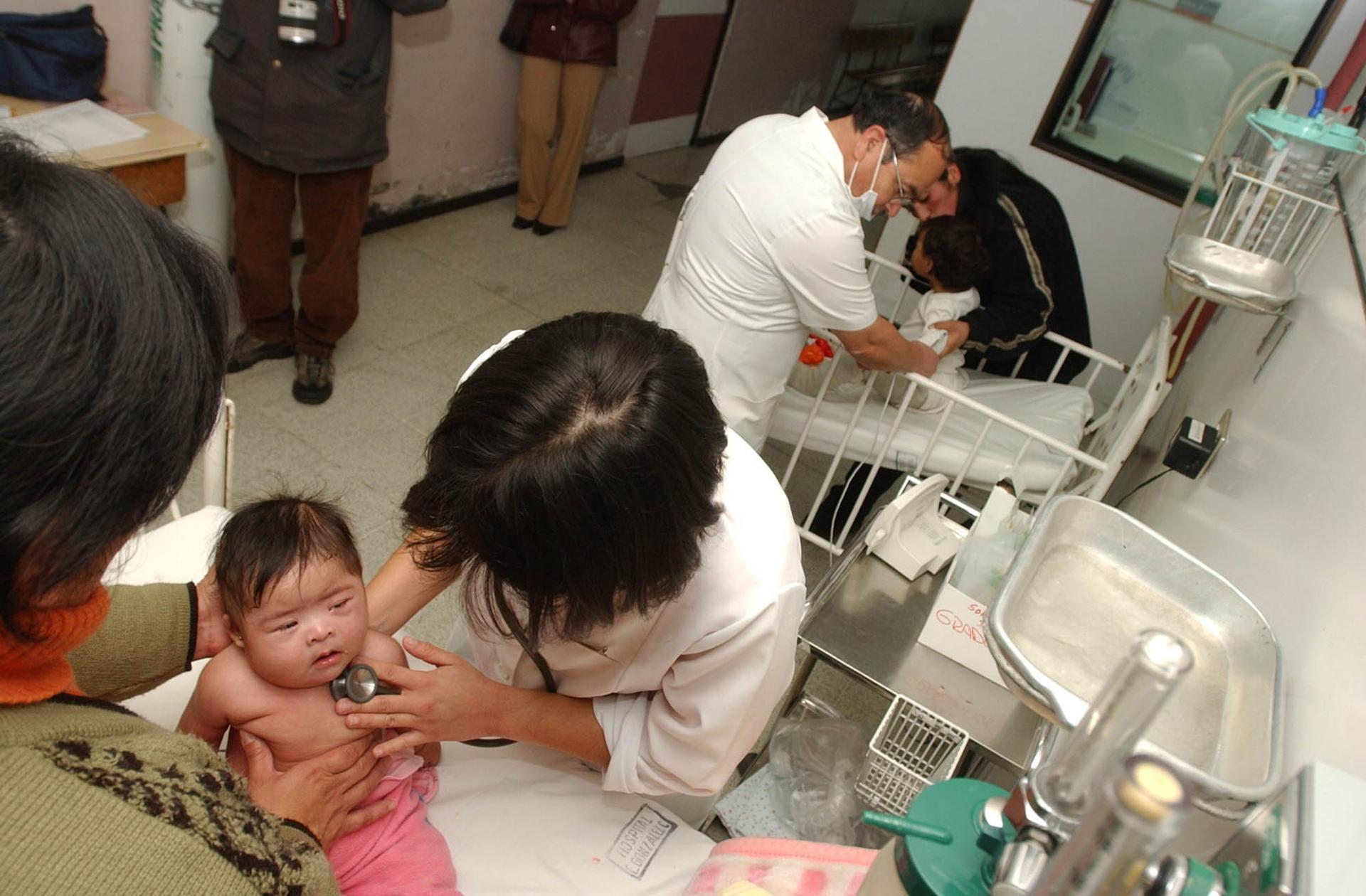 El Virus Sincitial Respiratorio causa síntomas leves parecidos al resfriado y también puede provocar infecciones pulmonares graves, especialmente en bebés, adultos mayores y personas con enfermedades preexistentes. Fotografía de archivo. EFE/STR