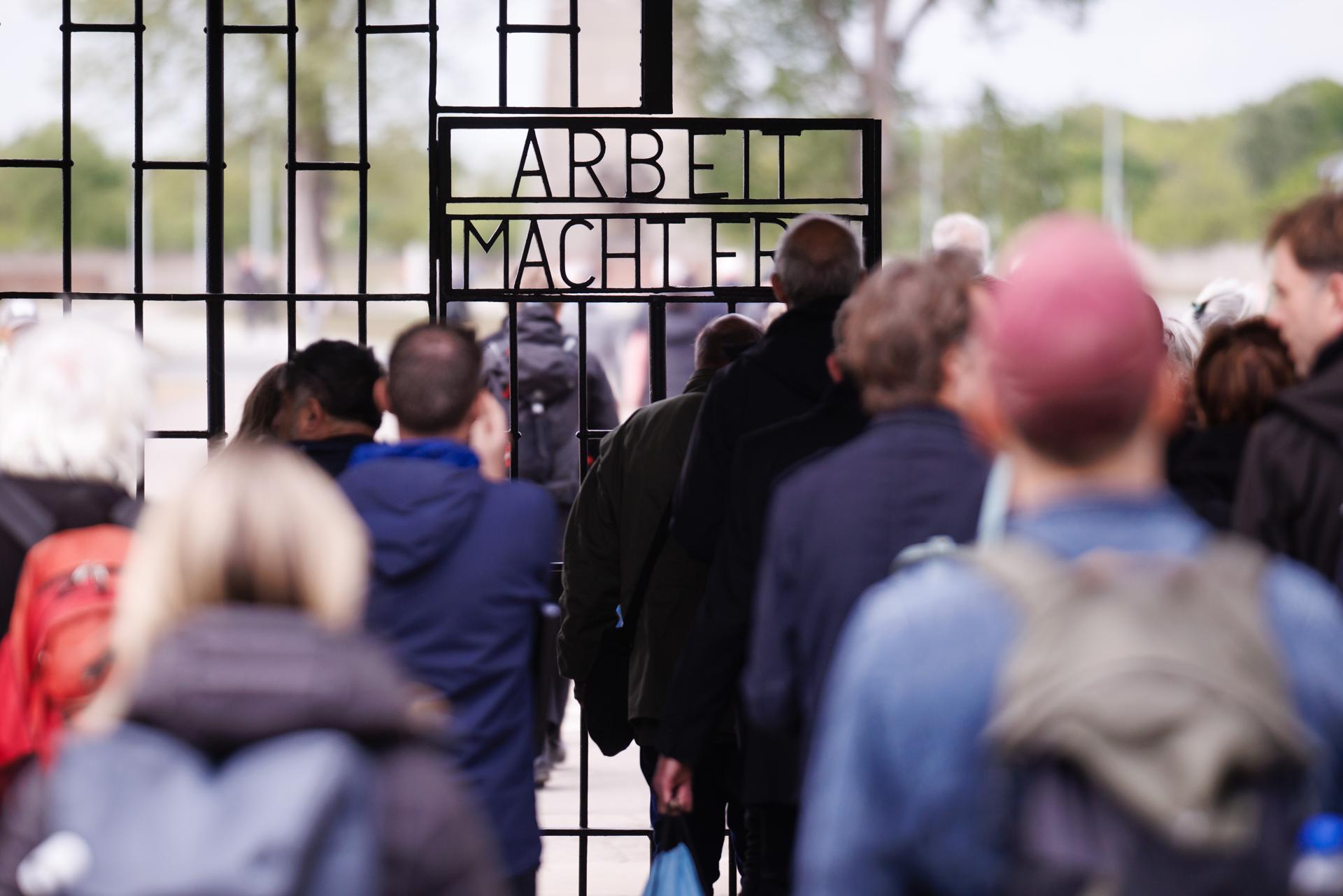 Las autoridades alemanas y supervivientes del Holocausto conmemoraron este domingo el 80 aniversario de la liberación por el Ejército soviético del campo de concentración nazi de Sachsenhausen, al que fueron deportados unos 200 republicanos españoles, entre ellos el que fuera presidente del Gobierno en la Segunda República y líder socialista y sindicalista, Francisco Largo Caballero. EFE/EPA/CLEMENS BILAN