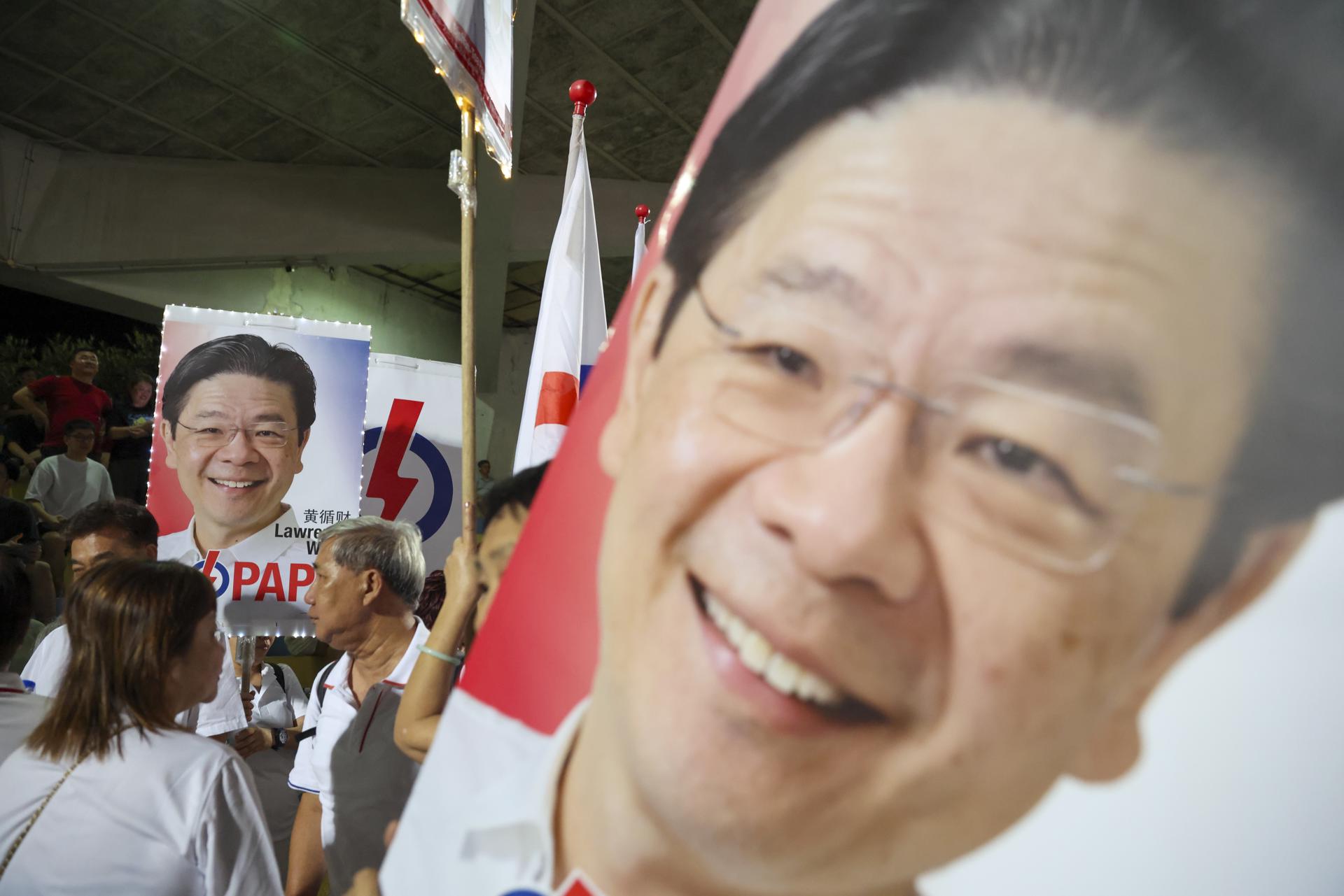 Singapore (Singapore), 03/05/2025.- Supporters of Singapore's Prime Minister and Secretary General of the ruling People's Action Party (PAP), Lawrence Wong, react while watching on a screen the sample vote count during the preliminary results of the general elections in Singapore, 03 May 2025. Singaporeans go to the polls to elect 97 members of Parliament across 33 constituencies, five of which have already been secured by the ruling People's Action Party through a walkover. (Elecciones, Singapur) EFE/EPA/HOW HWEE YOUNG