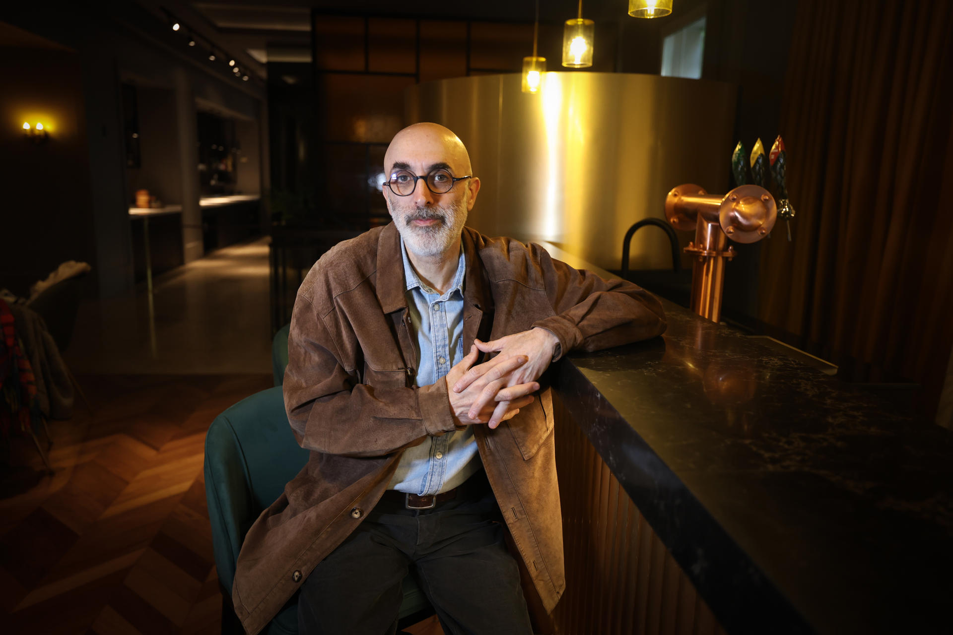 Fotografía del escritor guatemalteco Eduardo Halfon posando durante una entrevista con EFE, en Buenos Aires (Argentina). EFE/ Juan Roncoroni