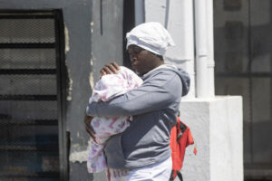 Foto de archivo que muestra a una mujer haitiana caminando con su bebé en brazos, cerca del Hospital Maternidad Nuestra Señora de la Altagracia, en Santo Domingo (República Dominicana). EFE/ Orlando Barría
