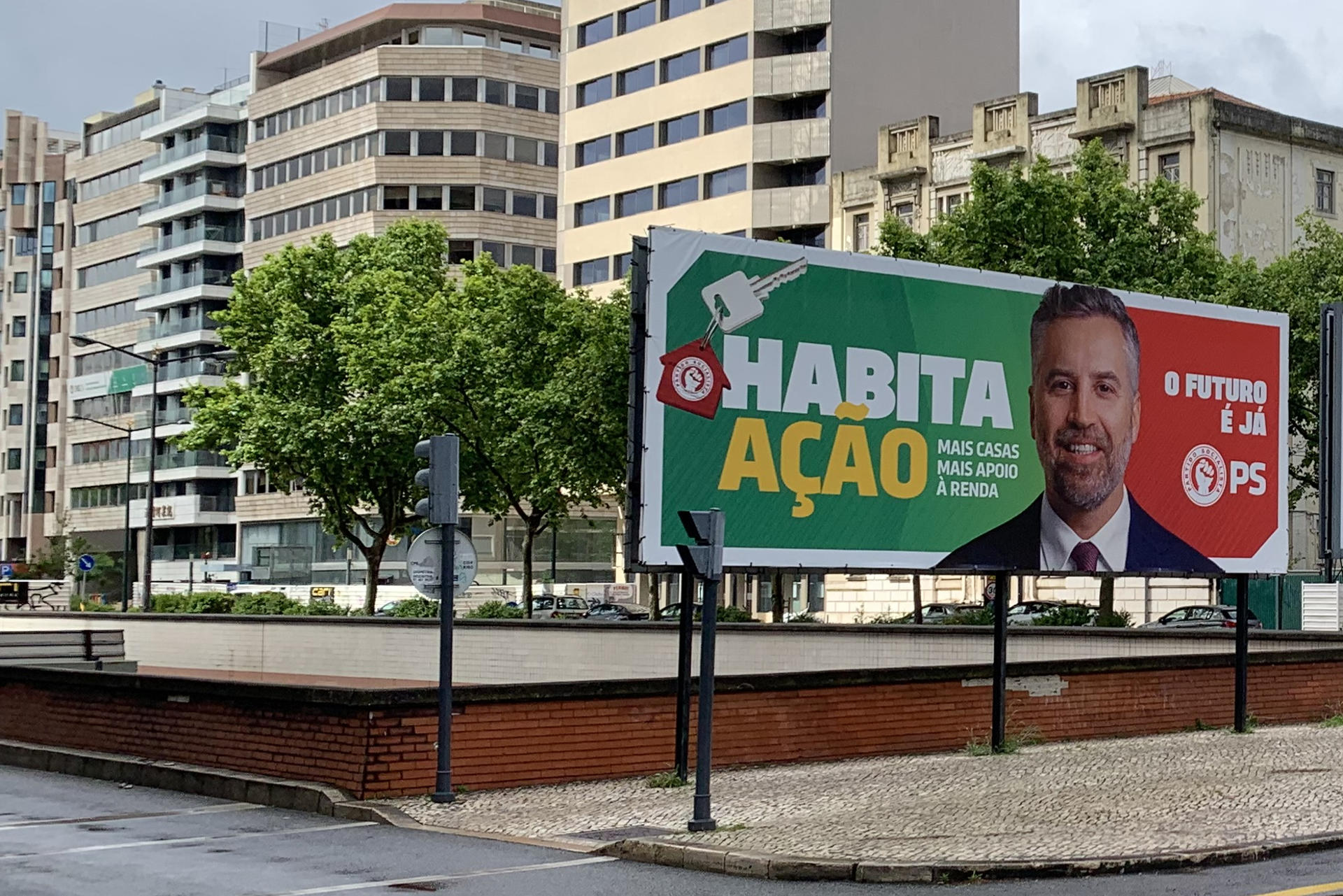 La campaña para las elecciones legislativas del 18 de mayo en Portugal arrancó este domingo marcada por el anuncio del Gobierno del primer ministro en funciones, el conservador Luís Montenegro, de que cerca de 18.000 inmigrantes irregulares recibirán una notificación para abandonar el país próximamente. EFE/Carlota Ciudad