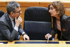 El ministro de la Presidencia, Justicia y Relaciones con las Cortes, Félix Bolaños (i), y la vicepresidenta primera y ministra de Hacienda, María Jesús Montero, durante el Pleno del Senado este martes, en Madrid. EFE/ Borja Sánchez-Trillo