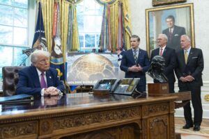 El presidente estadounidense, Donald Trump, anuncia la construcción del sistema de misiles "cúpula dorada" el 20 de mayo de 2025. EFE/EPA/CHRIS KLEPONIS / POOL