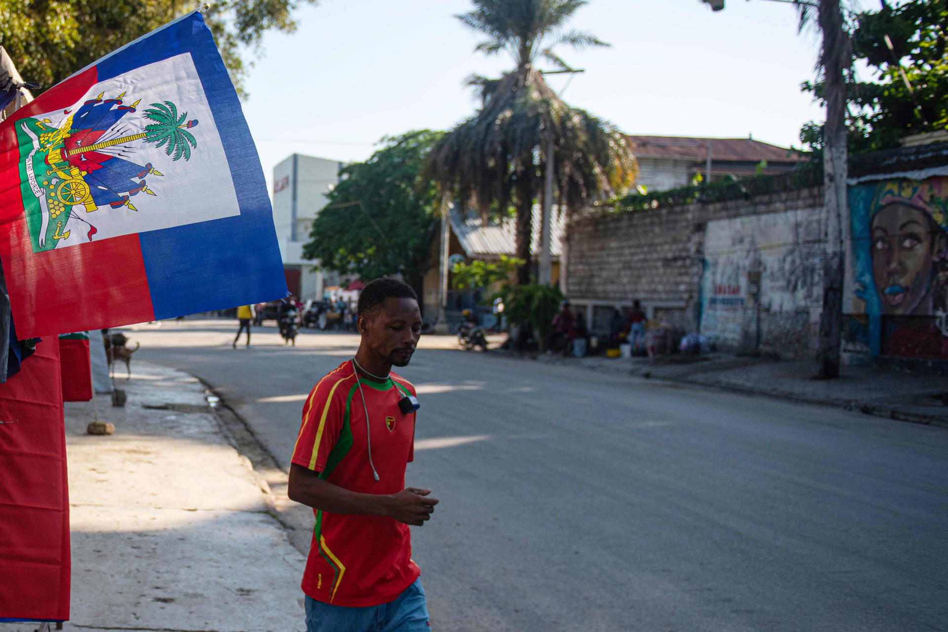 Un hombre fue captado el pasado 24 de abril al caminar por una calle de Puerto Príncipe (Haití), país en el que el Gobierno declaró el estado de emergencia para afrontar la crisis de seguridad. EFE/Johnson Sabin