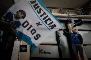 Fotografía de archivo de simpatizantes de Diego Armando Maradona. EFE/ Juan Ignacio Roncoroni