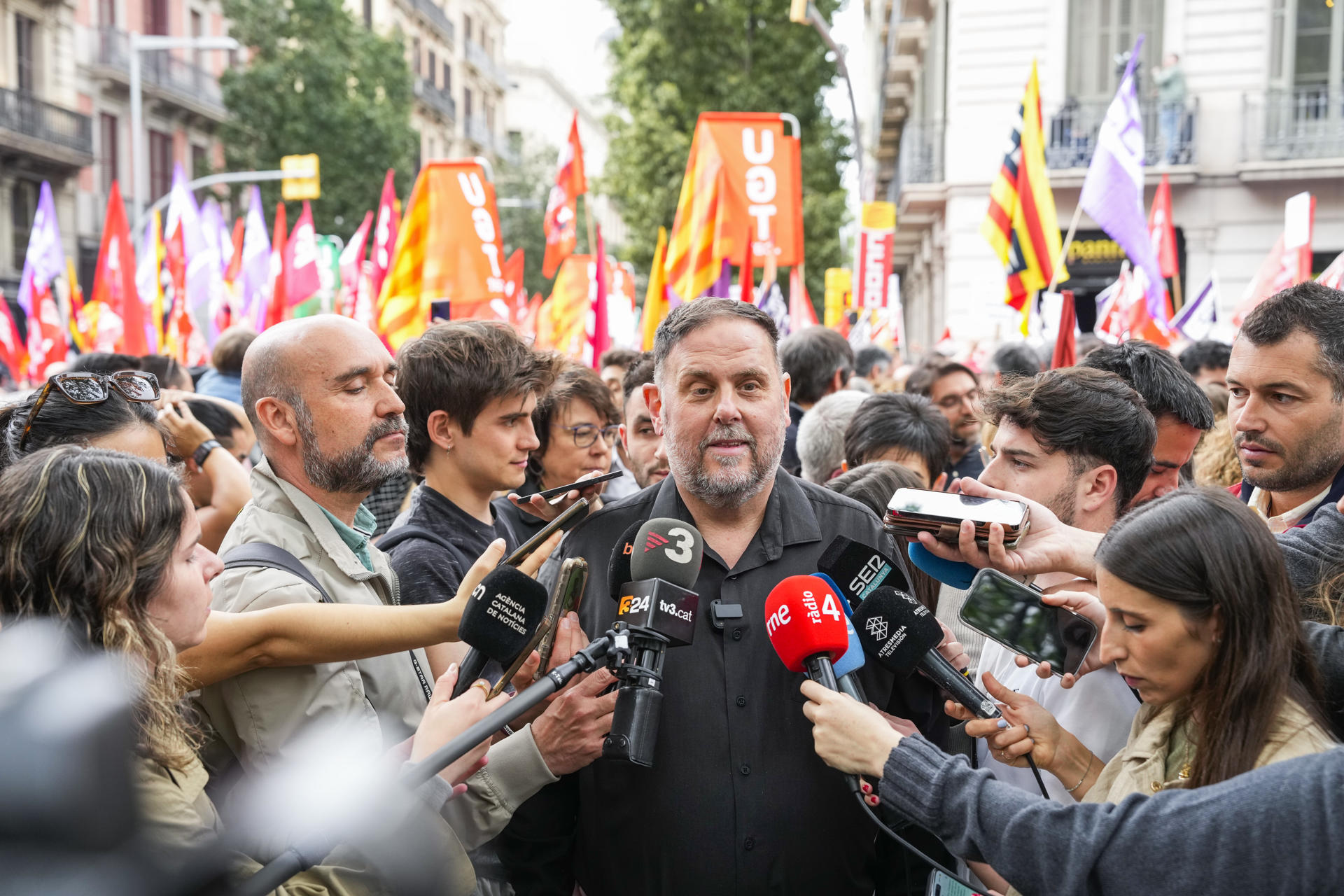 El presidente de ERC, Oriol Junqueras, atiende a los medios desde la movilización celebrada con motivo del Primero de Mayo, este jueves en Barcelona. EFE/ Alejandro García
